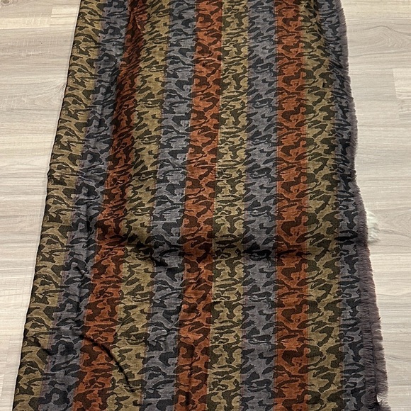 Large Multicolor Patterned Scarf. BL/RD10 - Picture 2 of 2